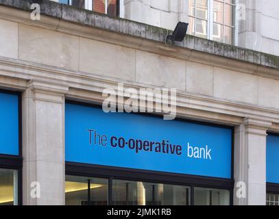 Schild über dem Eingang zu einer Genossenschaftsbank im Stadtzentrum von Manchester Stockfoto