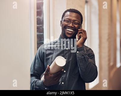 Ich bin froh, dass Ihnen meine Arbeit gefallen hat. Ein hübscher junger, männlicher Architekt, der in einem modernen Büro einen Telefonanruf abnahm. Stockfoto