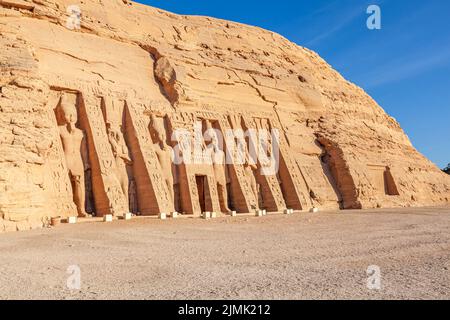 Fassade des Tempels von Nefertari, der Königin des Pharao Ramses II. In Abu Simbel Village. Stockfoto