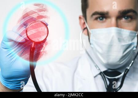 Pneumologe mit Stethoskop, der die Lunge mit Röntgenstrahlung inspiziert Stockfoto