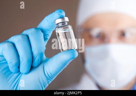 Arzt, der eine Viol mit Impfstoff gegen Corona-Virus hält. Stockfoto