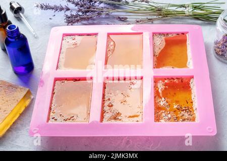 Handgemachte Bio-Seife. DIY Kosmetik, der Prozess der Herstellung. Flüssiges Glycerin Stockfoto