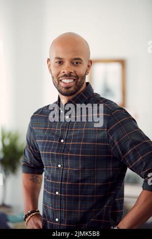 Hes ein selbstbewusster Mann. Ein hübscher junger Mann zu Hause. Stockfoto