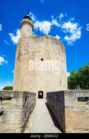 Der Turm und die antiken Mauern Stockfoto