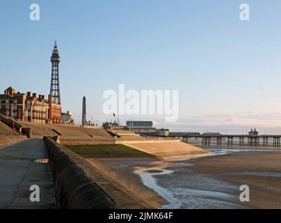 Blick auf den blackpool Tower und den Südpier von der Promenade mit Stadtgebäuden bei Nachmittagssonne Stockfoto