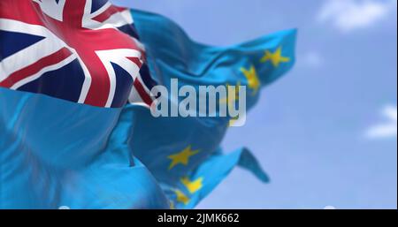 Detail der Nationalflagge von Tuvalu, die an einem klaren Tag im Wind winkt Stockfoto