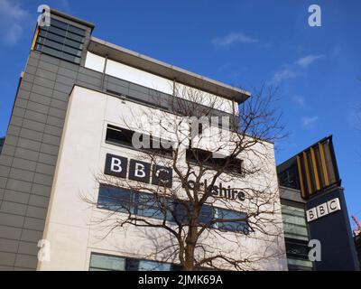 Schild und Logo an der Vorderseite des BBC yorkshire-Gebäudes auf dem St. peters-Platz in leeds Stockfoto