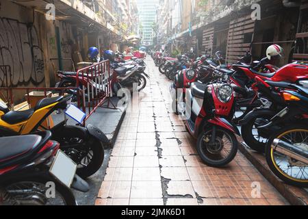 Geparkte Motorroller und Motorräder auf der Stadtstraße von Bangkok Stockfoto