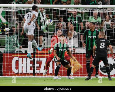 Austin, Texas, USA. 6. August 2022. Austin FC Torwart Brad Stuver (1) und Verteidiger Nick Lima (24) treten in Verteidigung auf, als San Jose Erdbeben vor Jeremy Ebobisse (11) beim Major League Soccer Spiel am 6. August 2022 in Austin, Texas, einen Torschuss abschießt. Das Spiel endete in einem Unentschieden von 3-3. (Bild: © Scott Coleman/ZUMA Press Wire) Stockfoto