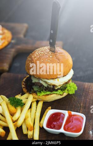 Leckere Burger und pommes mit zwei Arten von Sauce Stockfoto