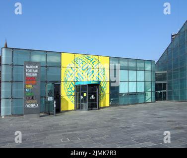 Schilder um den Vordereingang des Fußballmuseums im Stadtzentrum von manchester Stockfoto