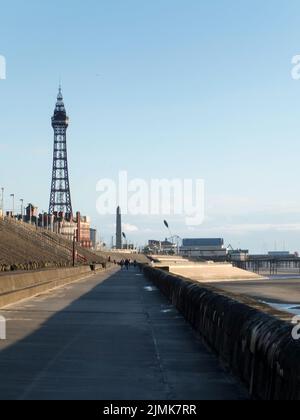 Blick auf den blackpool Tower und den Südpier von der Promenade mit Stadtgebäuden bei Nachmittagssonne Stockfoto