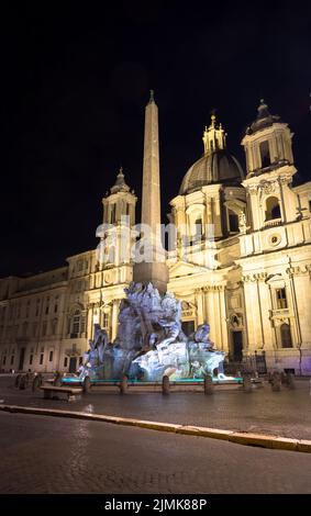 Piazza Navona (Navona-Platz), in Rom, Italien, mit dem berühmten Bernini-Brunnen bei Nacht. Stockfoto