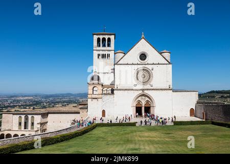 Assisi Dorf in Umbrien, Italien. Die wichtigste italienische Basilika, die dem Heiligen Franziskus geweiht ist - San Francesco. Stockfoto