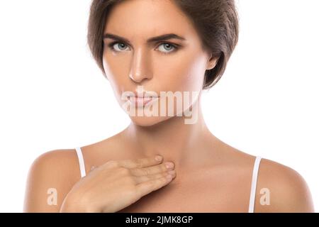 Frau mit einem Schmerz in ihrem Hals Stockfoto