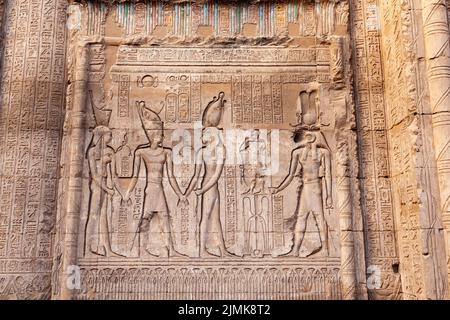 Wandrelief am Tempel von Khnum (der RAM-vorangeführte ägyptische Gott) in Esna. Stockfoto