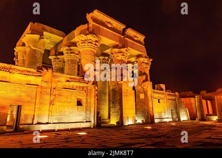 Eintritt in den Tempel von Sobek und Horus in Kom Ombo in der Nacht. Stockfoto