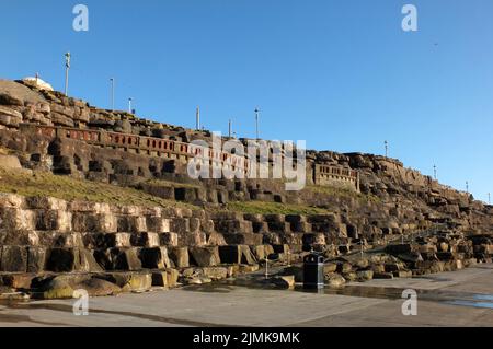 Die Klippen von blackpool mit künstlich geformten Felsen entlang der Promenade bei nachmittäglicher Sonneneinstrahlung Stockfoto