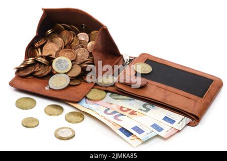 Die Brieftasche ist voller Geld auf weißem Hintergrund Stockfoto