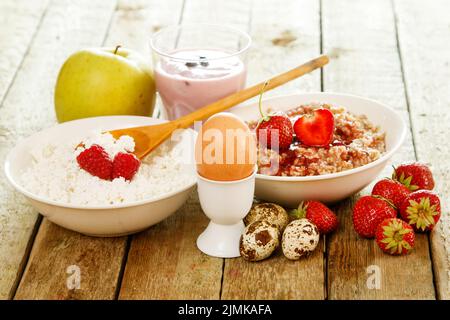 Gesundes Frühstück. Verschiedene Speisen auf Holztisch. Stockfoto