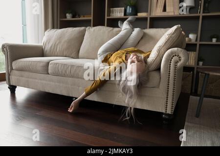 Fröhliche, entspannte, ältere Hausbesitzerin, die die Freizeit genießt Stockfoto