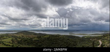 Eine Panoramaansicht der Landschaft des Alqueva Stausees an der Grenze zwischen Spanien und Portugal Stockfoto