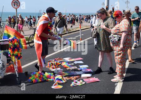 Brighton, Großbritannien. 6. August 2022. Die jährliche Gay Pride Parade findet am Meer statt. Kredit: JOHNNY ARMSTEAD/Alamy Live Nachrichten Stockfoto