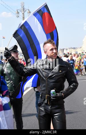 Brighton, Großbritannien. 6. August 2022. Mann mit schwulen Leder Stolz Flagge.jährliche Gay Pride Parade findet entlang der Küste. Kredit: JOHNNY ARMSTEAD/Alamy Live Nachrichten Stockfoto