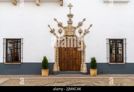 Das historische Rathaus in Olivenza mit seinem kunstvollen Steinbogen und seiner Tür Stockfoto