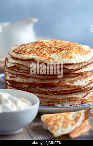 Stapel hausgemachter Hefepfannkuchen. Stockfoto