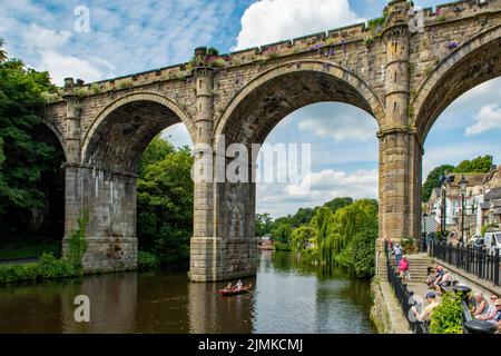 River Nidd und Railway Viaduct, Knaresborough, Yorkshire, England Stockfoto