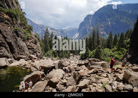 California, Usa. 03. August 2022. Die Landschaft des Yosemite National Park. Yosemite National Park, ein berühmter landschaftlicher Ort in Kalifornien, den Vereinigten Staaten. Yosemite ist berühmt für seinen riesigen Blick auf den Tunnel und seine Mammutbäume. Viele Touristen kommen nach Yosemite und genießen die herrliche Aussicht von der Natur aus. Normalerweise machen Touristen einen Roadtrip nach Yosemite und fahren innerhalb des Parks. Kredit: SOPA Images Limited/Alamy Live Nachrichten Stockfoto