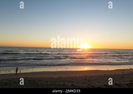 Solana Beach, Kalifornien. 7. August 2022. Der rosa und orange reflektierte den Sonnenuntergang an einem feuchten Tag in Solana, Kalifornien, am Samstag, dem 6.. August 2022 (Bildquelle: © Rishi Deka/ZUMA Press Wire) Stockfoto