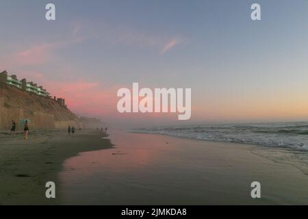 Solana Beach, Kalifornien. 7. August 2022. Der rosa und orange reflektierte den Sonnenuntergang an einem feuchten Tag in Solana, Kalifornien, am Samstag, dem 6.. August 2022 (Bildquelle: © Rishi Deka/ZUMA Press Wire) Stockfoto
