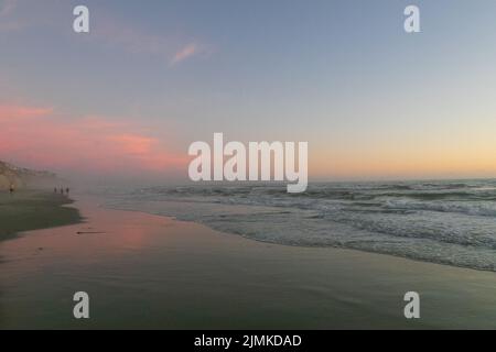 Solana Beach, Kalifornien. 7. August 2022. Der rosa und orange reflektierte den Sonnenuntergang an einem feuchten Tag in Solana, Kalifornien, am Samstag, dem 6.. August 2022 (Bildquelle: © Rishi Deka/ZUMA Press Wire) Stockfoto