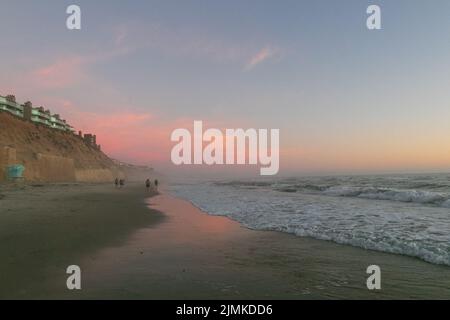 Solana Beach, Kalifornien. 7. August 2022. Der rosa und orange reflektierte den Sonnenuntergang an einem feuchten Tag in Solana, Kalifornien, am Samstag, dem 6.. August 2022 (Bildquelle: © Rishi Deka/ZUMA Press Wire) Stockfoto