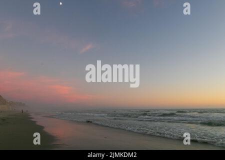 Solana Beach, Kalifornien. 7. August 2022. Der rosa und orange reflektierte den Sonnenuntergang an einem feuchten Tag in Solana, Kalifornien, am Samstag, dem 6.. August 2022 (Bildquelle: © Rishi Deka/ZUMA Press Wire) Stockfoto