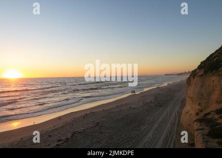 Solana Beach, Kalifornien. 7. August 2022. Der rosa und orange reflektierte den Sonnenuntergang an einem feuchten Tag in Solana, Kalifornien, am Samstag, dem 6.. August 2022 (Bildquelle: © Rishi Deka/ZUMA Press Wire) Stockfoto