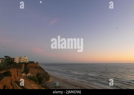 Solana Beach, Kalifornien. 7. August 2022. Der rosa und orange reflektierte den Sonnenuntergang an einem feuchten Tag in Solana, Kalifornien, am Samstag, dem 6.. August 2022 (Bildquelle: © Rishi Deka/ZUMA Press Wire) Stockfoto
