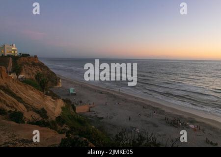 Solana Beach, Kalifornien. 7. August 2022. Der rosa und orange reflektierte den Sonnenuntergang an einem feuchten Tag in Solana, Kalifornien, am Samstag, dem 6.. August 2022 (Bildquelle: © Rishi Deka/ZUMA Press Wire) Stockfoto