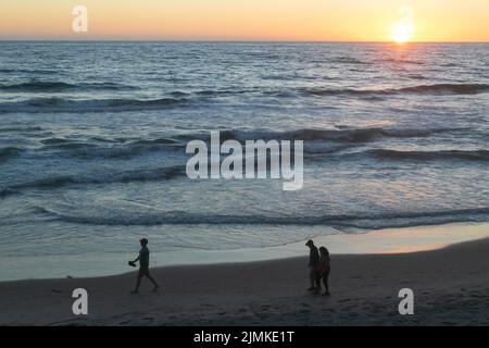 Solana Beach, Kalifornien. 7. August 2022. Der rosa und orange reflektierte den Sonnenuntergang an einem feuchten Tag in Solana, Kalifornien, am Samstag, dem 6.. August 2022 (Bildquelle: © Rishi Deka/ZUMA Press Wire) Stockfoto