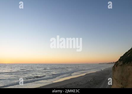 Solana Beach, Kalifornien. 7. August 2022. Der rosa und orange reflektierte den Sonnenuntergang an einem feuchten Tag in Solana, Kalifornien, am Samstag, dem 6.. August 2022 (Bildquelle: © Rishi Deka/ZUMA Press Wire) Stockfoto