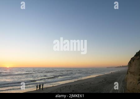 Solana Beach, Kalifornien. 7. August 2022. Der rosa und orange reflektierte den Sonnenuntergang an einem feuchten Tag in Solana, Kalifornien, am Samstag, dem 6.. August 2022 (Bildquelle: © Rishi Deka/ZUMA Press Wire) Stockfoto