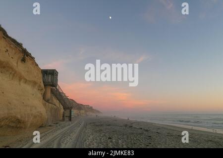 Solana Beach, Kalifornien. 7. August 2022. Der rosa und orange reflektierte den Sonnenuntergang an einem feuchten Tag in Solana, Kalifornien, am Samstag, dem 6.. August 2022 (Bildquelle: © Rishi Deka/ZUMA Press Wire) Stockfoto