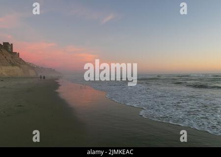 Solana Beach, Kalifornien. 7. August 2022. Der rosa und orange reflektierte den Sonnenuntergang an einem feuchten Tag in Solana, Kalifornien, am Samstag, dem 6.. August 2022 (Bildquelle: © Rishi Deka/ZUMA Press Wire) Stockfoto