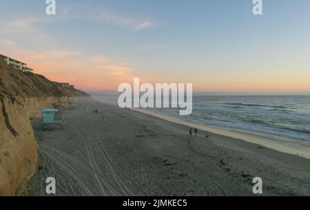 Solana Beach, Kalifornien. 7. August 2022. Der rosa und orange reflektierte den Sonnenuntergang an einem feuchten Tag in Solana, Kalifornien, am Samstag, dem 6.. August 2022 (Bildquelle: © Rishi Deka/ZUMA Press Wire) Stockfoto