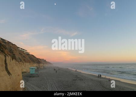 Solana Beach, Kalifornien. 7. August 2022. Der rosa und orange reflektierte den Sonnenuntergang an einem feuchten Tag in Solana, Kalifornien, am Samstag, dem 6.. August 2022 (Bildquelle: © Rishi Deka/ZUMA Press Wire) Stockfoto