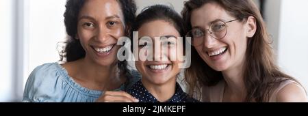 Horizontales Foto drei lachende multiethnische Frauen, abgeschnitten Porträt Stockfoto