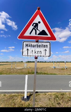 Verkehrszeichen Achtung Bauarbeiten mit zusätzlichen Schildermäharbeiten in deutscher Sprache Stockfoto