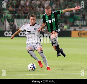 Austin, Texas, USA. 6. August 2022. San Jose erbebt Vorwärts BENJI KIKANOVIC (28) arbeitet während eines Major League Soccer Spiels in Austin gegen den Austin FC Mittelfeldspieler ALEXANDER RING (8). Das Spiel endete in einem Unentschieden von 3-3. (Bild: © Scott Coleman/ZUMA Press Wire) Stockfoto